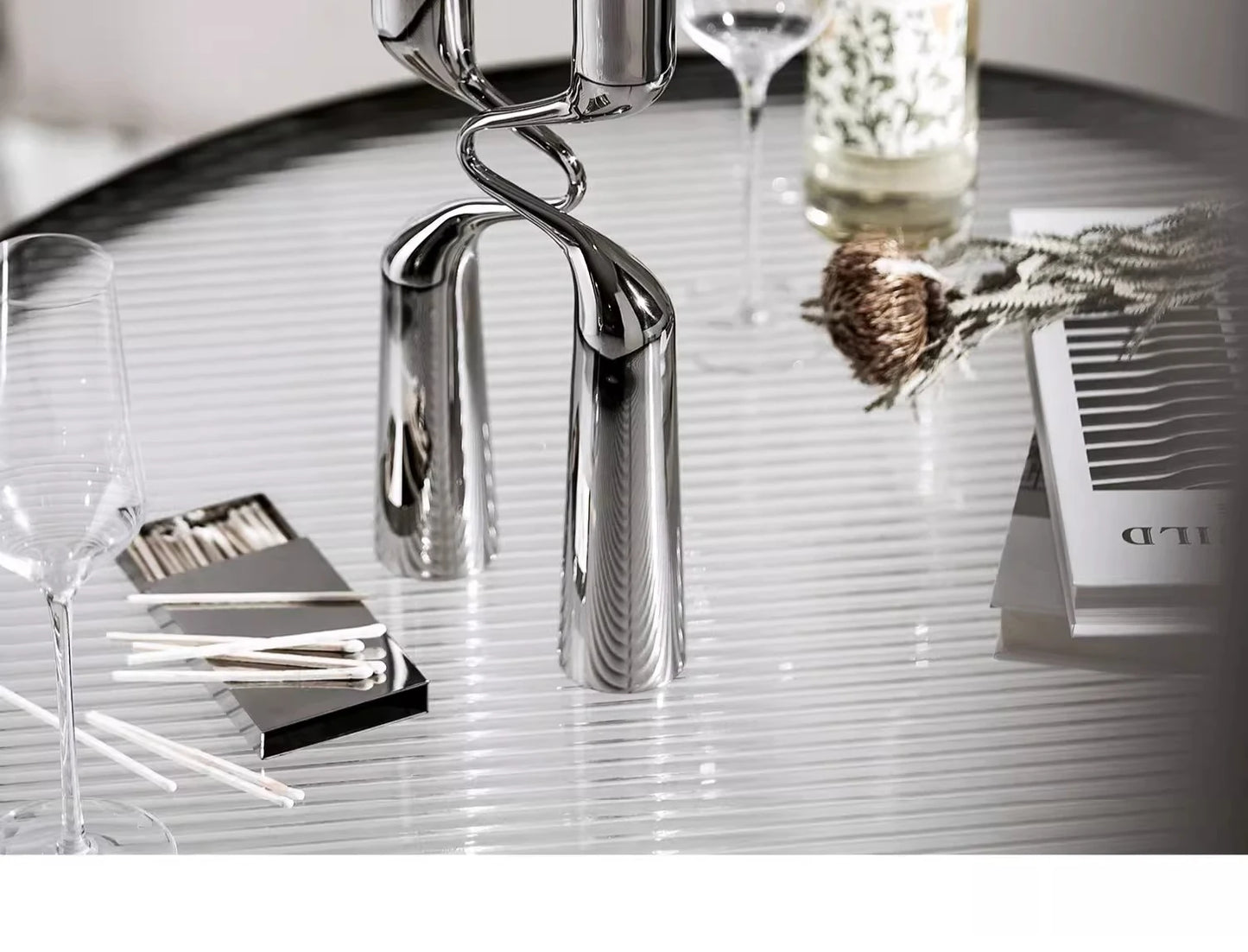 Ligne Étreinte – Bougeoir sculptural en métal par Douce Home