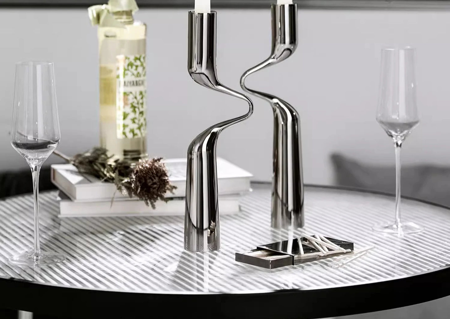 Ligne Étreinte – Bougeoir sculptural en métal par Douce Home